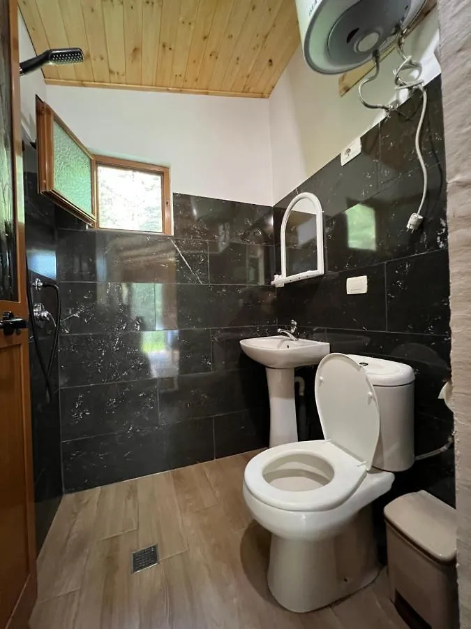Bujtina Uji I Panjes, Log Cabins Dukat 0*,