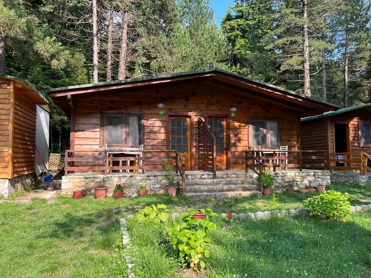 Bujtina Uji I Panjes, Log Cabins Dukat 0*,