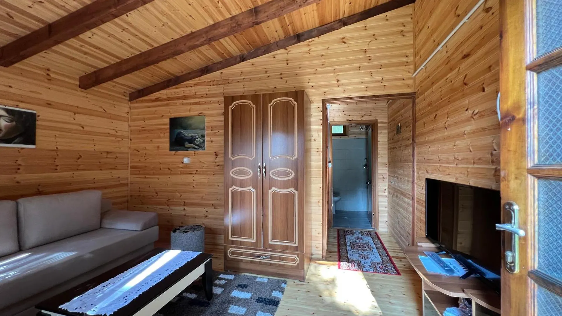 Bujtina Uji I Panjes, Log Cabins Dukat 0*,