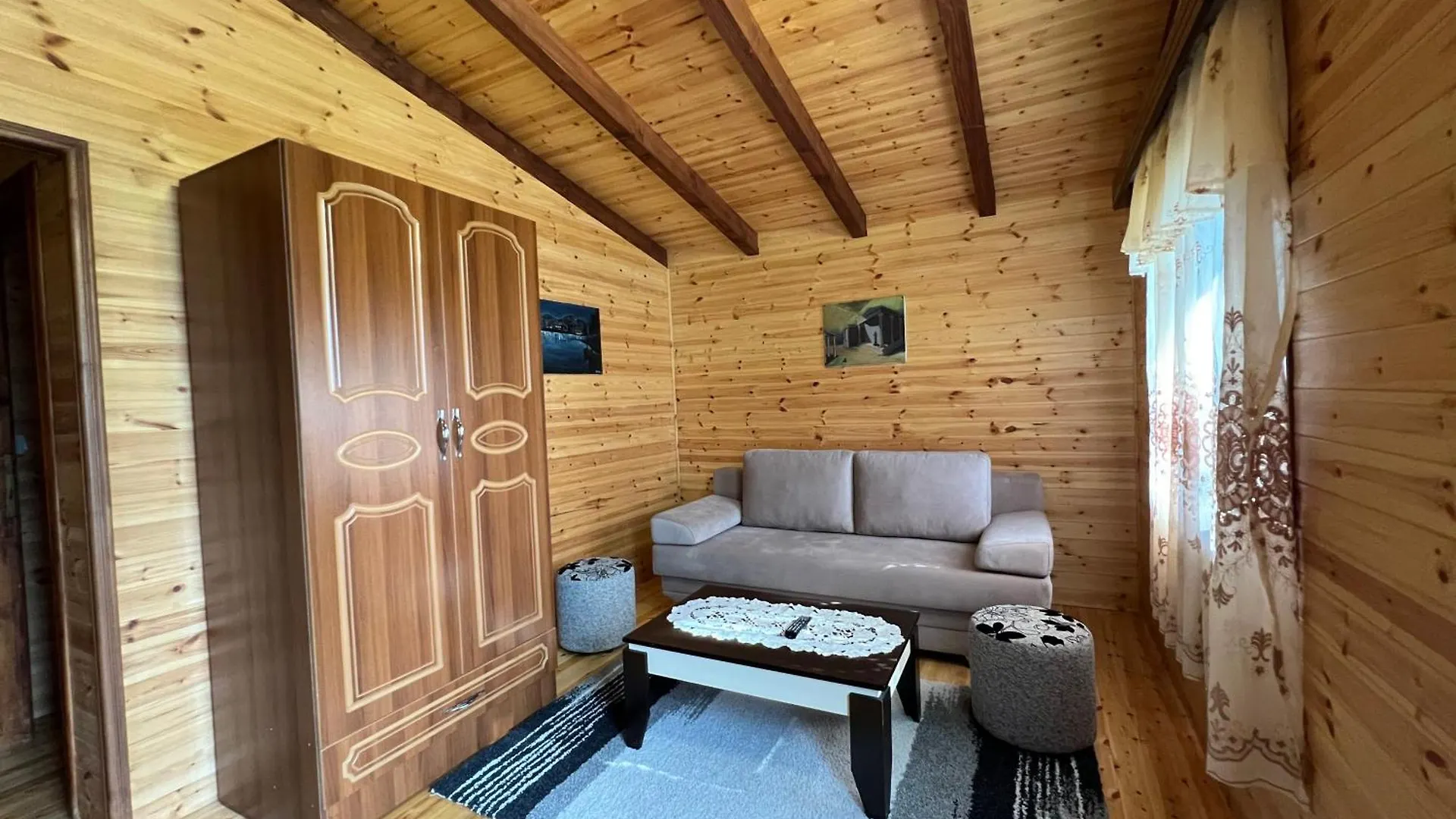 Hotel Bujtina Uji I Panjes, Log Cabins Dukat