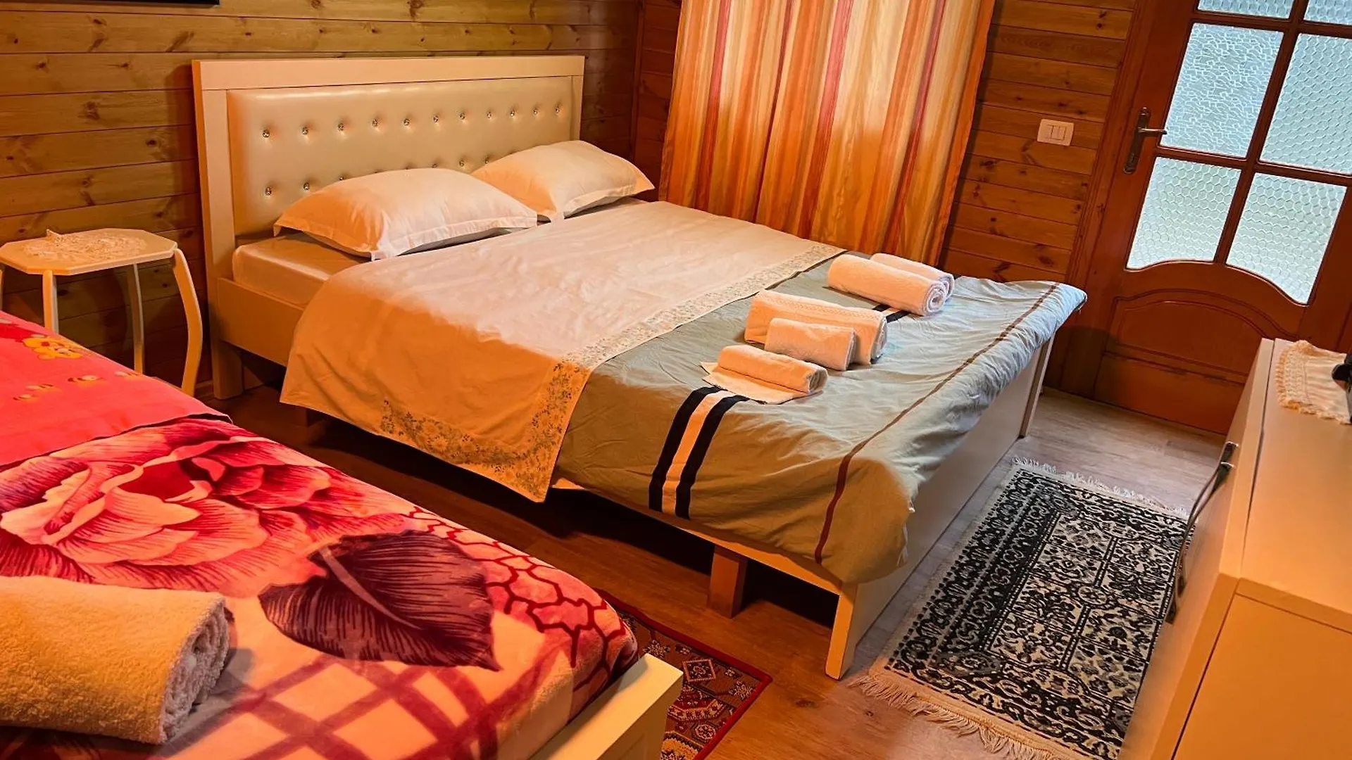 Bujtina Uji I Panjes, Log Cabins Dukat Albania