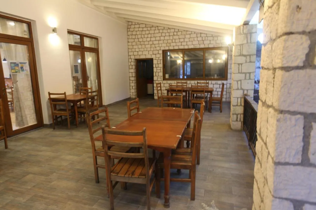 Bujtina Uji I Panjes, Log Cabins Dukat