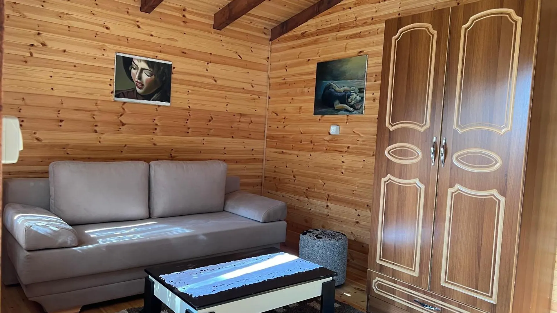 Bujtina Uji I Panjes, Log Cabins Dukat Albania