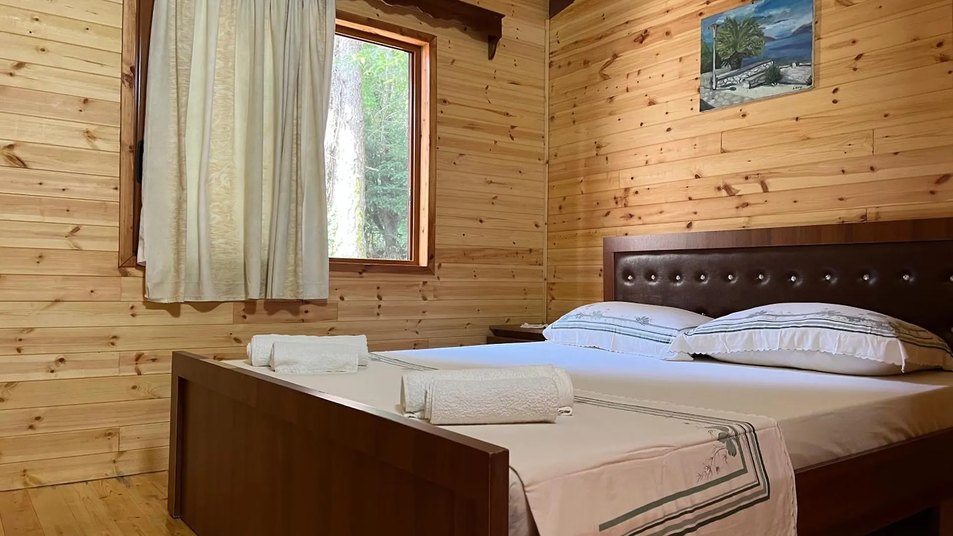 Bujtina Uji I Panjes, Log Cabins Dukat