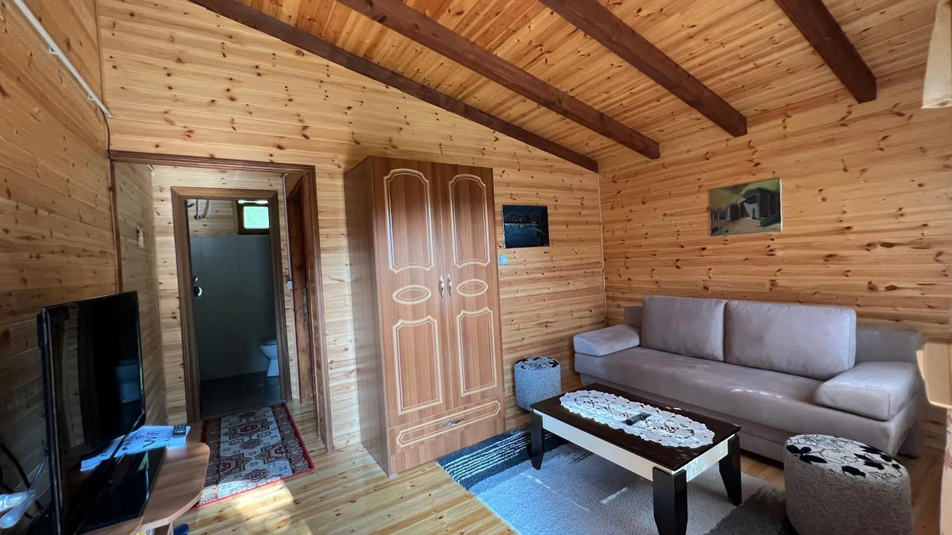 Bujtina Uji I Panjes, Log Cabins Dukat