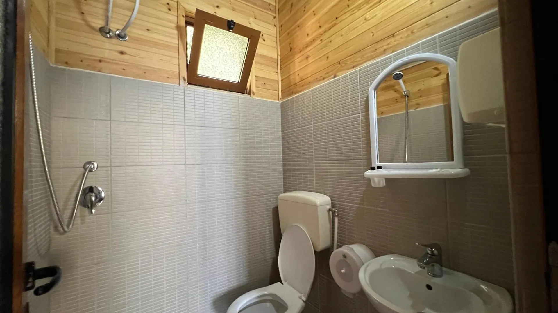Hotel Bujtina Uji I Panjes, Log Cabins Dukat