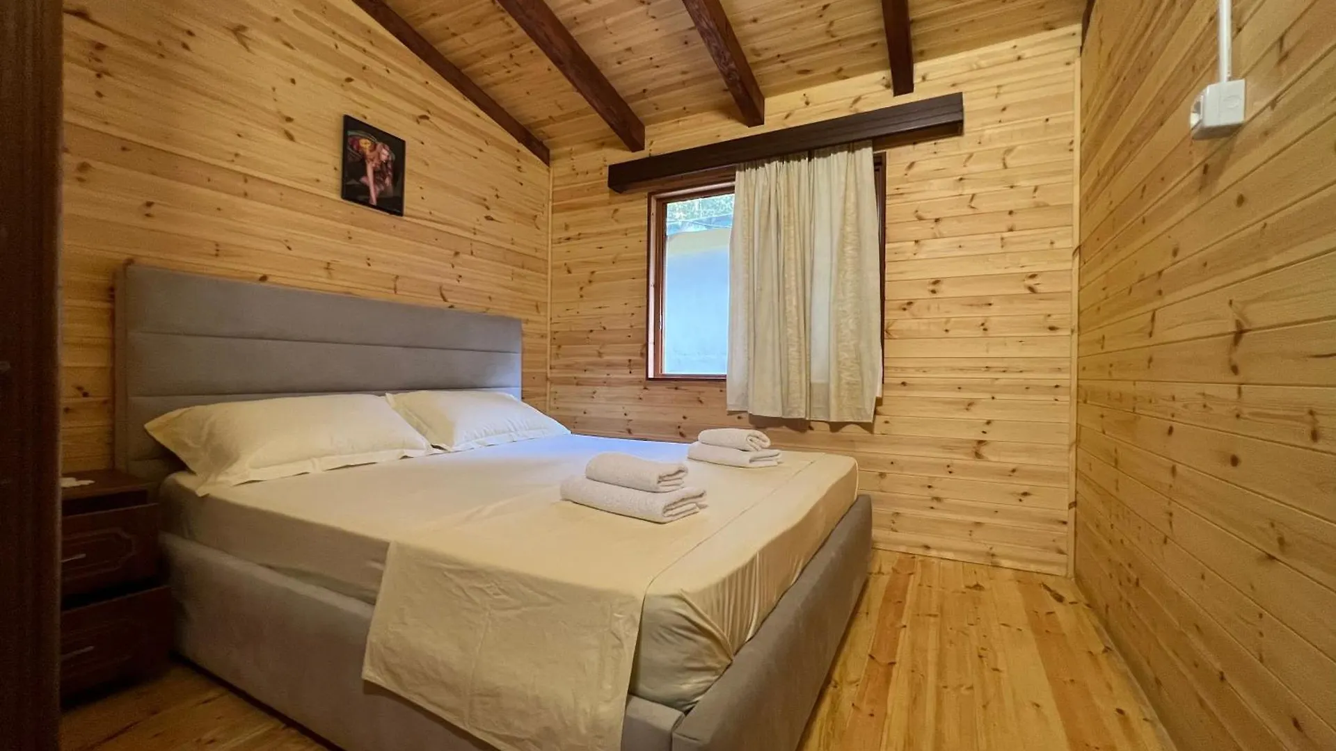 Hotel Bujtina Uji I Panjes, Log Cabins Dukat Albania