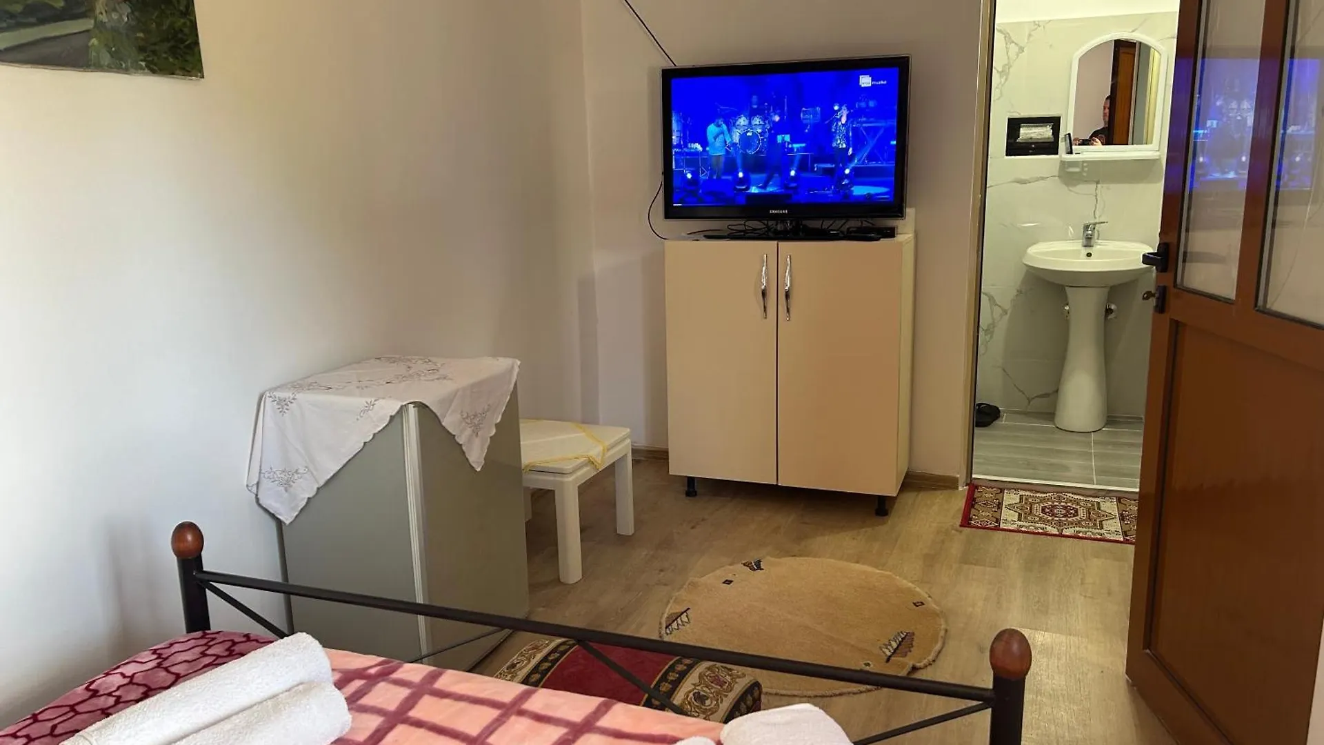 Hotel Bujtina Uji I Panjes, Log Cabins Dukat Albania