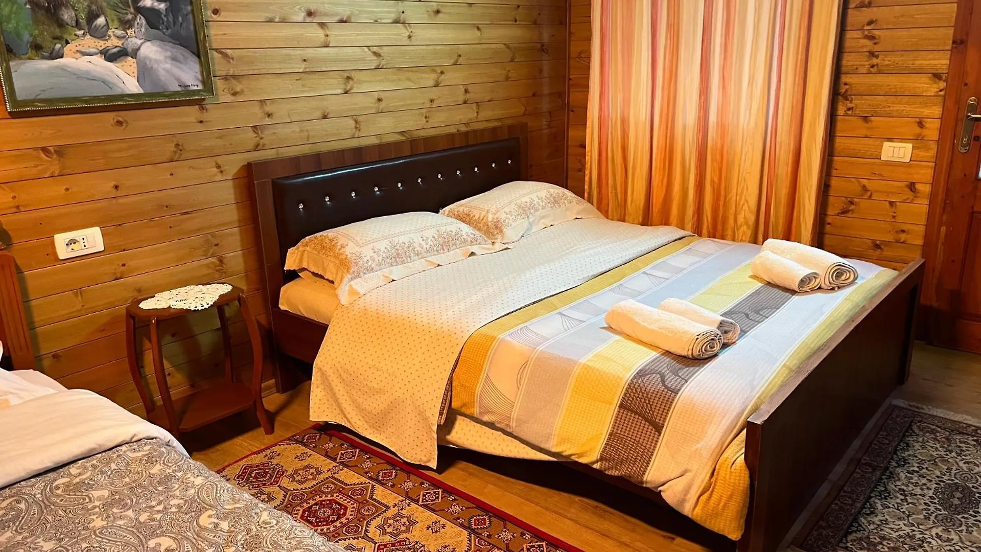 Bujtina Uji I Panjes, Log Cabins Dukat 0*,  Albania