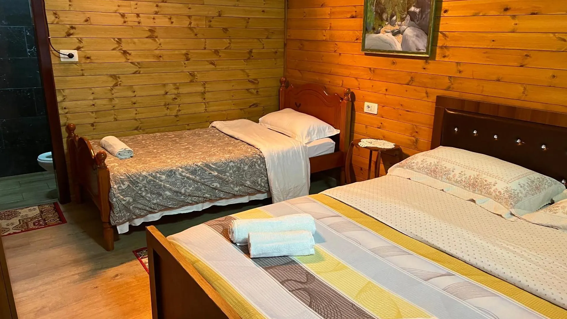 Bujtina Uji I Panjes, Log Cabins contacts